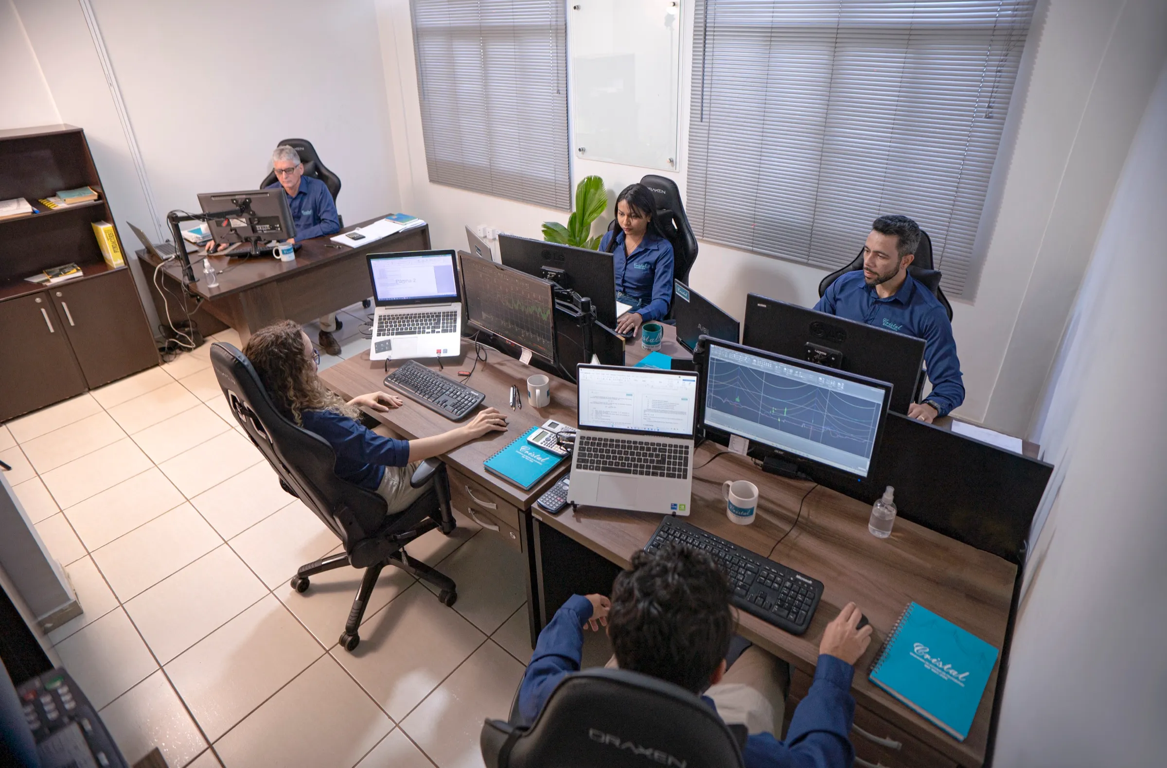 Equipe de projetistas da Cristal Engenharia trabalhando no escritório em Goiânia